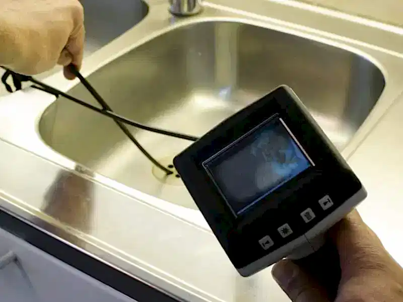İstanbul'da tüm ilçelerde 7/24 kırmadan dökmeden tıkalı lavabo açma hizmetimiz vardır. Tıkanan lavabo 45 dk içinde kırmadan dökmeden tıkanıklık açma robotu ile 100% açıyoruz. 25+ yıllık tecrübemize güvenerek herhangi bir sebepten tıkanıklık açılmazsa kesinlikle ücret talep etmiyoruz. Günümüzde ev ve iş yerlerinde pek çok tesisat sorunu meydana gelebilmektedir. Bu sorunlardan bazıları lavabo tıkanıklıklarıdır, zorlu çözümü olan lavabo tıkanıklığı açma işlemlerini profesyonel ekibimizle açıyoruz.